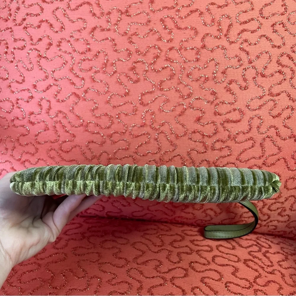 🌱5/$25🌱 A New Day | Green Velvety Zipper Clutch Wristlet Bag